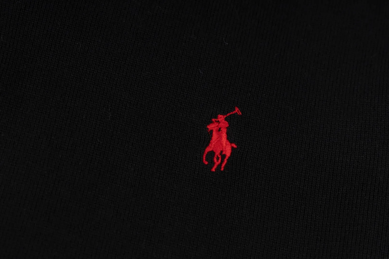 P206 Style number: R07 Ralph Lauren knitted pony embroidered lapel polo shirt three-button pullover open chest long-sleeved sweater. Official website synchronized. Same style for men and women. Classic cotton yarn. 100% white cotton. High-quality goods. Classic style has always been very popular! The workmanship details are very good! The simple lapel polo pullover sweater is always the standard, with classic brand embroidery on the chest! All major stars have the same style! Best for couples. High quality goods! Xinjiang cotton micro-elastic and smooth fabric is of great quality. Pure cotton is soft and skin-friendly. Color #White Blue Gray Dark Gray Khaki Military Green Navy White Label Navy Blue Red Label Black Red Label Black White Label Pink Size#S M L